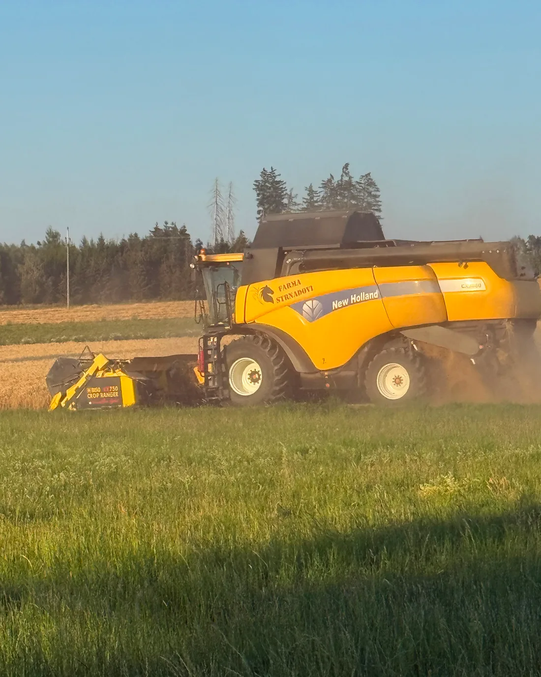 Kombajn s logem Farma Strnadovi