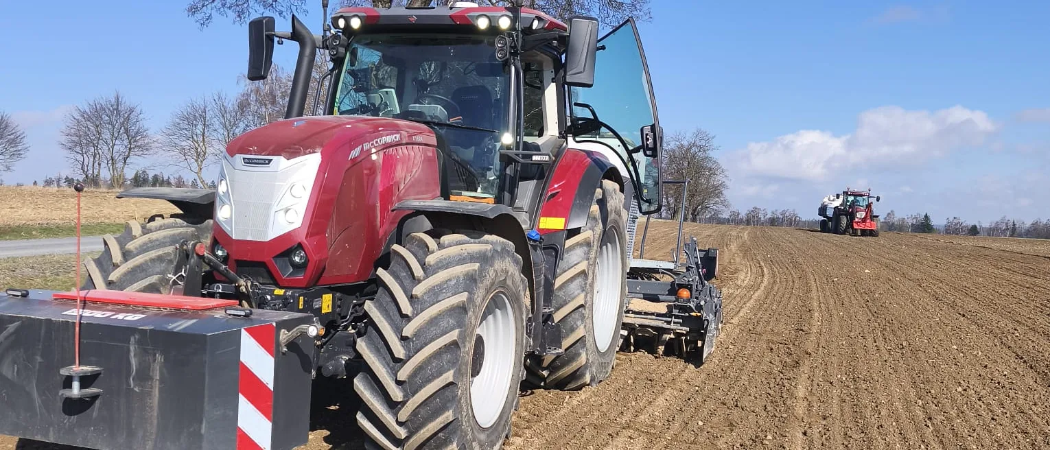 Traktor se secím strojem na jarním poli